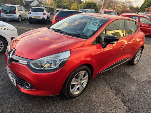 2013 RENAULT CLIO DYNAMIQUE 1.2 PETROL 5 DOOR HATCH IN RED.
