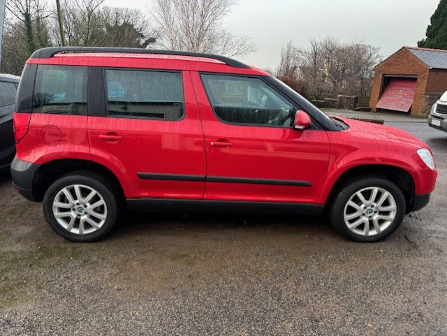 2012 SKODA YETI 2.0 TDI ELEGANCE 5 DOOR HATCH IN RED.